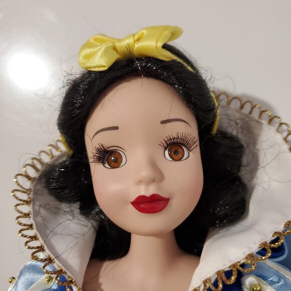 Disney Princess Snow White 14" Porcelain Brass Key Keepsake Doll Collectible - Picture 7 of 13
